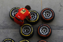 Механик команды Racing Engineering готовит шины Pirelli