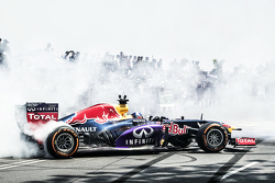 David Coulthard, Red Bull Racing, particpa en el Red Bull Showrun en el Necklace Road en Hyderabad, India