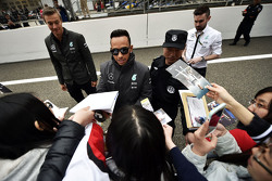 Lewis Hamilton Mercedes AMG F1 firma autógrafos para los aficionados