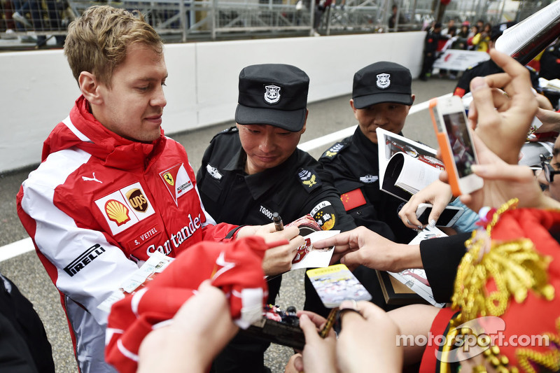 塞巴斯蒂安·维特尔 法拉利,为车迷签名