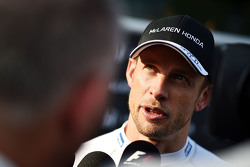 Jenson Button, McLaren avec les médias
