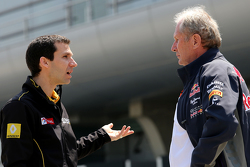 Remi Taffin, Renault Sport F1, Leiter Rennbetrieb, und Dr. Helmut Marko, Berater von Red Bull Motors
