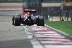 Carlos Sainz Jr, Scuderia Toro Rosso STR10 sacando chispas