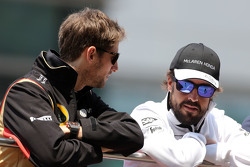 Romain Grosjean, Lotus F1 Team et Fernando Alonso, McLaren Honda