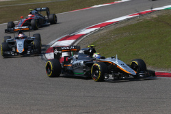 Серхио Перес, Sahara Force India F1 VJM08 едет перед Нико Хюлькенбергом, Sahara Force India F1 VJM08