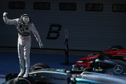 Primer lugar, Lewis Hamilton, Mercedes AMG F1 W06, segundo para Nico Rosberg, Mercedes AMG F1 y tercer lugar para Sebastian Vettel, Ferrari SF15-T