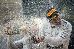 Победитель гонки Льюис Хэмилтон Mercedes AMG F1 празднует на подиуме