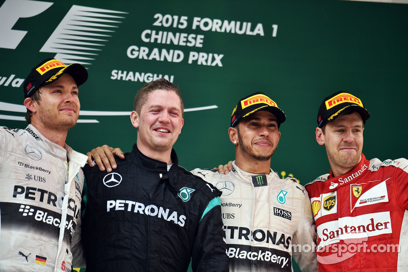 podium: Nico Rosberg Mercedes AMG F1, kedua; Lewis Hamilton Mercedes AMG F1, juara balapan; Sebastia