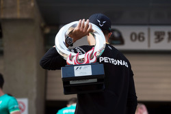 Le vainqueur Lewis Hamilton Mercedes AMG F1 fête sa victoire avec l'équipe