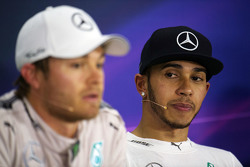 Нико Росберг Mercedes AMG F1 и его напарник Льюис Хэмилтон Mercedes AMG F1 на пресс-конференции ФИА