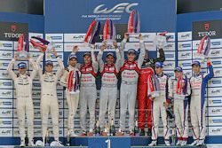 LMP1 Podio: segundo lugar Romain Dumas, Neel Jani, Marc Lieb y ganadores Benoit Treluyer, Marcel Fassler, Andre Lotterer y tercer lugar Sébastien Buemi, Anthony Davidson, Kazuki Nakajima