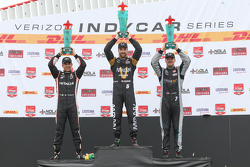 Podio: Segundo lugar Helio Castroneves, del equipo Penske Chevrolet, ganador de la carrera James Hinchcliffe, Sam Schmidt Motorsports Honda y tercer clasificado, James Jakes, Sam Schmidt Motorsports