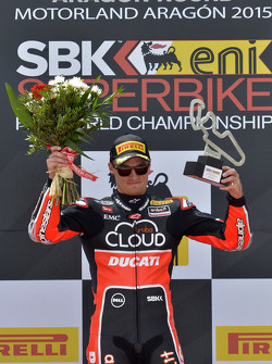 Le vainqueur Chaz Davies, Ducati Team, sur le podium