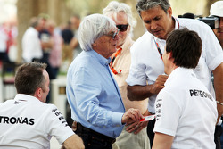 (L naar R): Paddy Lowe, Mercedes AMG F1 Executive Director, met Bernie Ecclestone, van de FOM; en To