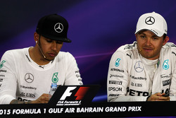 Lewis Hamilton, Mercedes AMG F1 y su compañero de equipo Nico Rosberg, de Mercedes AMG F1 en la conferencia de prensa de la FIA