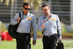 Khaled Jnifen, Pirelli, met Paul Hembery, Pirelli Motorsport-directeur