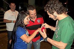 Valentino Rossi renueva voto a una pareja argentina