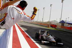 Rio Haryanto, Campos Racing passe la ligne d'arrivée et s'impose !