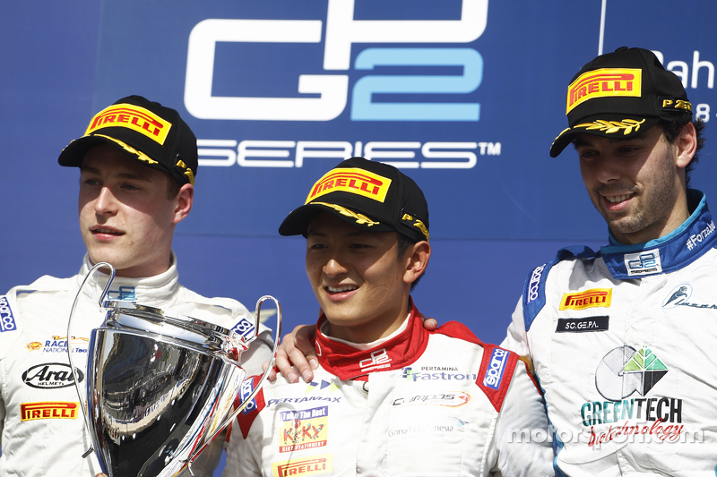 Foto podium. Pemenang Sprint Race GP2 Bahrain, Rio Haryanto, Campos Racing bersama peringkat kedua Stoffel Vandoorne, ART Grand Prix, dan peringkat ketiga Nathanael Berthon, Lazarus.