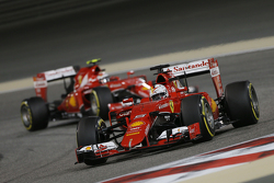 Sebastian Vettel, Ferrari SF15-T devant son équipier Kimi Raikkonen, Ferrari SF15-T