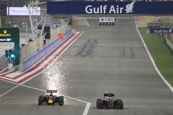 Даниил Квят, Red Bull Racing RB11 и Фернандо Алонсо, McLaren MP4-30 борются за позицию