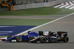 Marcus Ericsson, Sauber C34 y Nico Hulkenberg, batalla Sahara Force India VJM08 F1 para la posición
