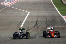 Нико Росберг, Mercedes AMG F1 W06 и Себастьян Феттель, Ferrari SF15-T борются за позицию