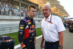 Даниил Квят, Red Bull Racing и доктор Хельмут Марко, консультант Red Bull Motorsport на стартовой ре
