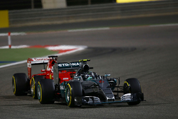 Nico Rosberg, Mercedes AMG F1 W06, leidt Sebastian Vettel, Ferrari SF15-T