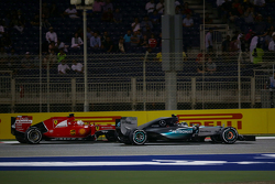 Nico Rosberg, Mercedes AMG F1 W06 et Sebastian Vettel, Ferrari SF15-T en lutte pour une position