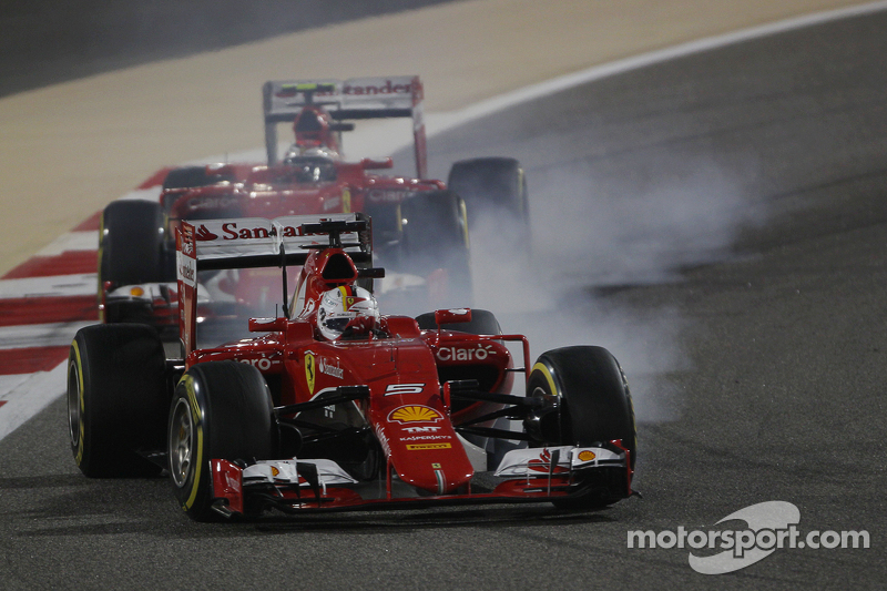 Sebastian Vettel, Ferrari SF15-T, vor Teamkollege Kimi Räikkönen, Ferrari SF15-T