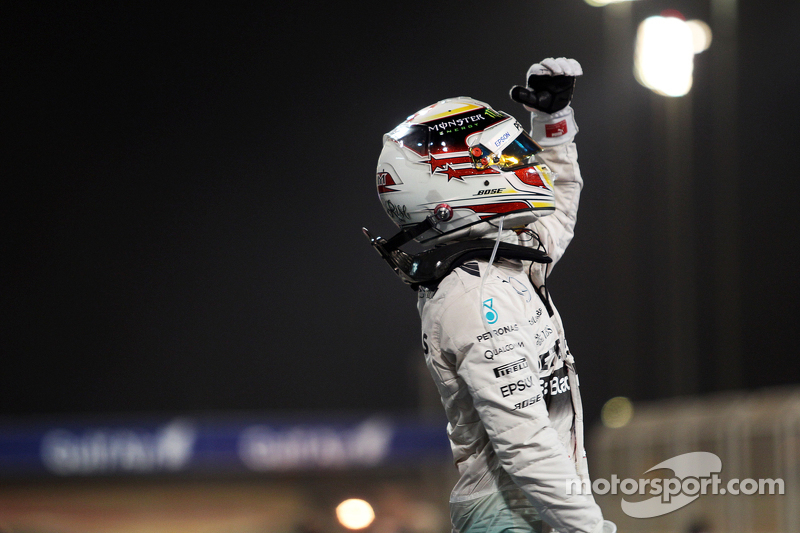 Le vainqueur Lewis Hamilton, Mercedes AMG F1 fête sa victoire dans le Parc Fermé