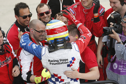 Oliver Rowland, Fortec Motorsports celebra la victoria con su equipo