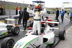 Race 2 winnaar Marvin Dienst, HTP Junior Team