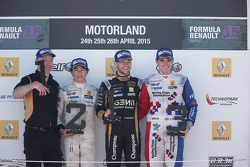 Podium : le deuxième, Nyck de Vries, DAMS, le vainqueur, Matthieu Vaxivière, Lotus, et le troisième, Oliver Rowland, Fortec Motorsports