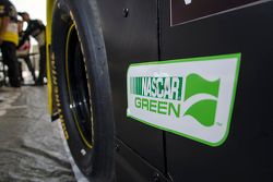 Sticker de Nascar Green en un auto.