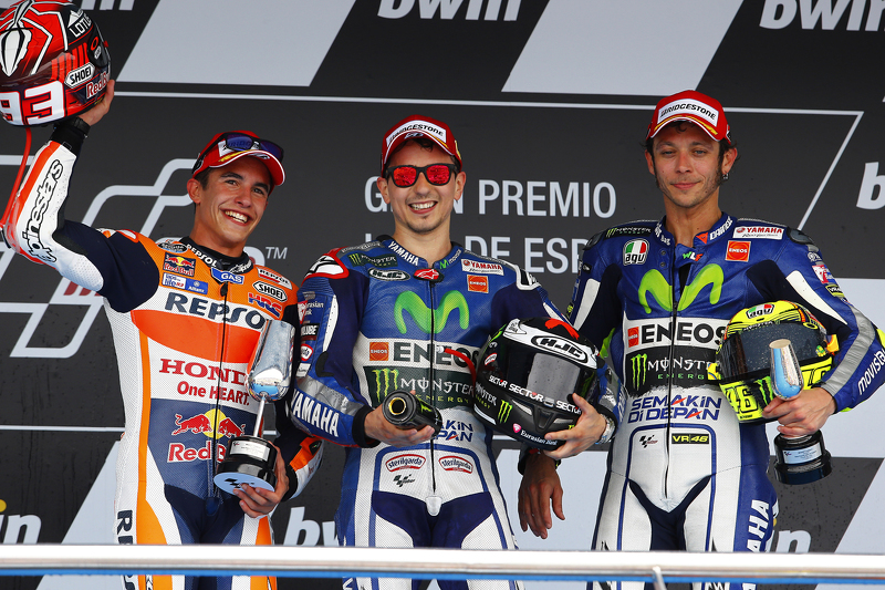 Podium: segundo lugar, Marc Márquez y el ganador, Jorge Lorenzo, con el tercer lugar, Valentino Ross