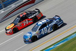 Tony Stewart, Stewart Haas Racing Chevrolet y Jimmie Johnson, Hendrick Motorsports Chevrolet