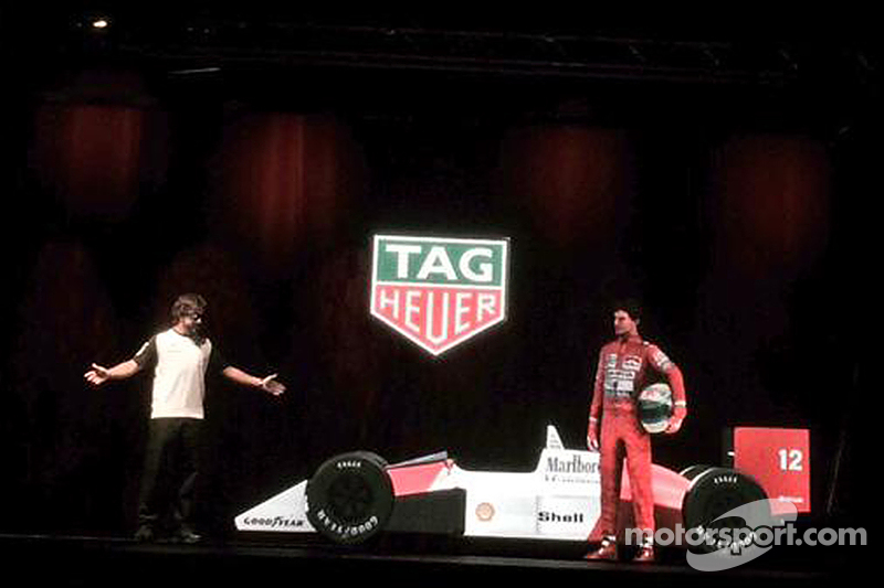 Fernando Alonso con el holograma de Ayrton Senna