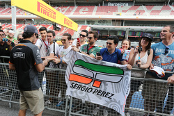 Sergio Pérez, Sahara Force India F1 firma autógrafos para los aficionados