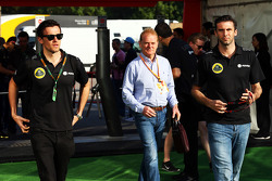 (L naar R): Jolyon Palmer, Lotus F1 Team test- en reservecoureur met Jonathan Palmer, en Matthew Car