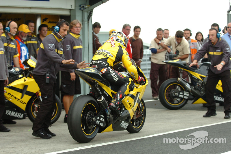 Carlos Checa en los pits