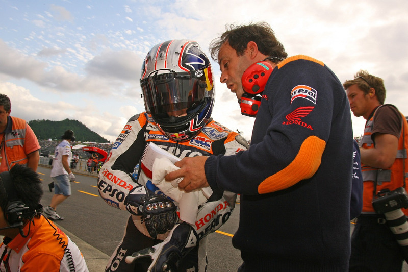 Dani Pedrosa con Alberto Puig en 2006