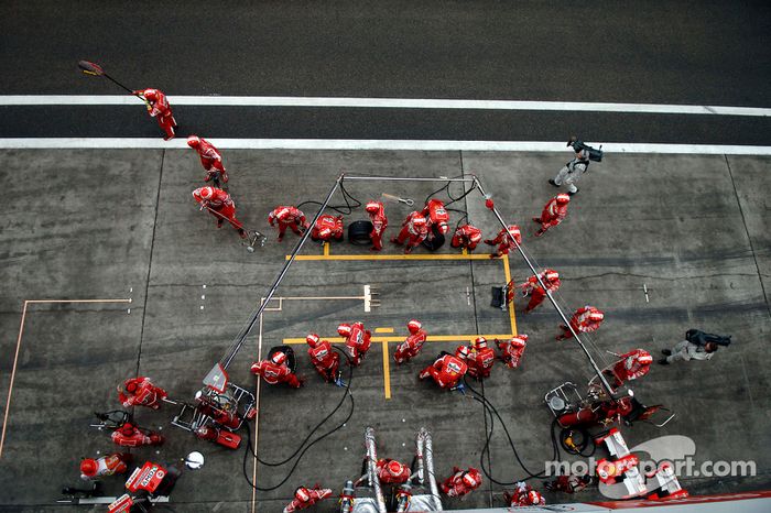 Miembros del equipo Ferrari listos para una parada en boxes