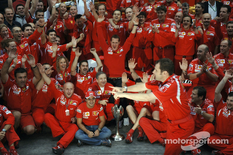 Le vainqueur Michael Schumacher fête devant les membres de l'écurie Ferrari