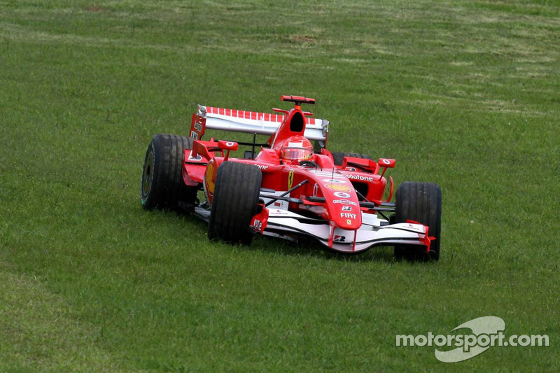 Michael Schumacher trompea en los entrenamientos libres