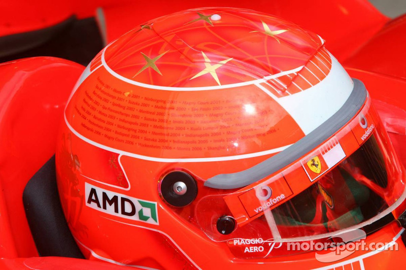 Casque de Michael Schumacher avec toutes ses victoires mentionnées sur les deux côtés