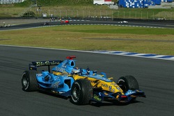 Le Champion du Monde de F1 2006 Fernando Alonso célèbre