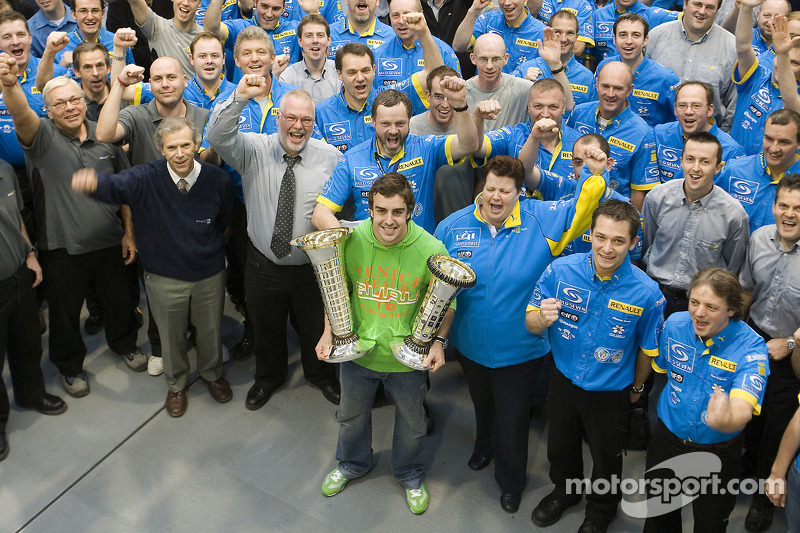 Чемпіон Ф1 2006 року Фернандо Алонсо відвідав базу команди Renault F1 Team в Енстоуні та подякував співробітникам