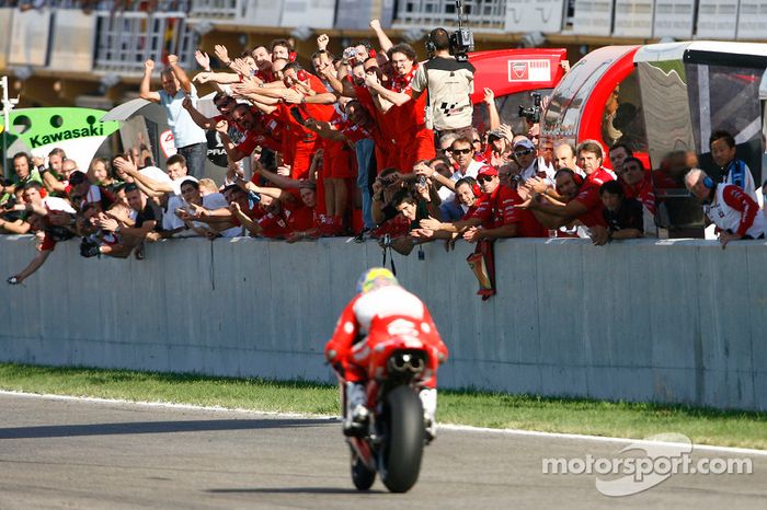 Troy Bayliss wins the race
